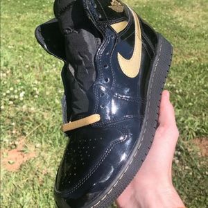 Air Jordan 1 Metallic Black Gold 2020 Size 7Y
